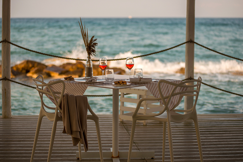 sala esterna del ristorante fine dining SaleBlu ricavata su una terrazza panoramica a pelo d’acqua